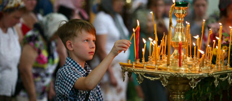 как ставить свечи в храме