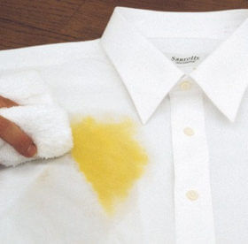 Как правильно вывести жирное пятно с одежды?