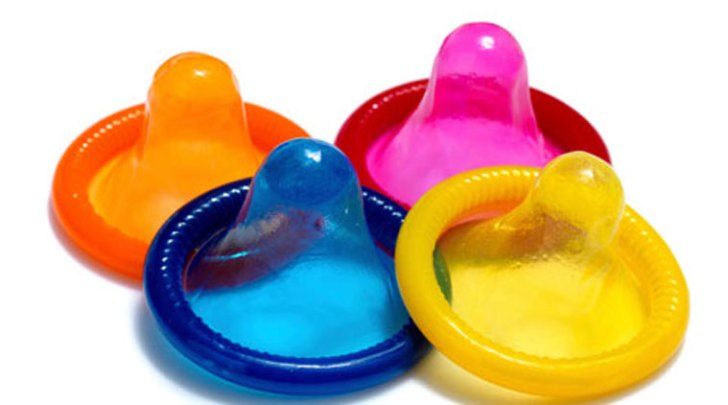 Цветные свернутые презервативы