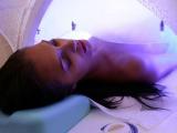 Многолетние исследования искусственного загара и его воздействия на кожу доказывают, что при злоупотреблении процедурами можно нанести вред телу