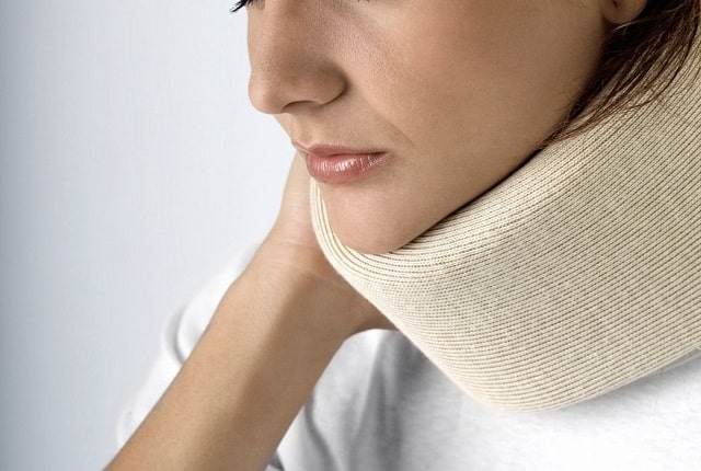 Накладывание компресса на шею позволяют проникать лечебным компонентам через кожу