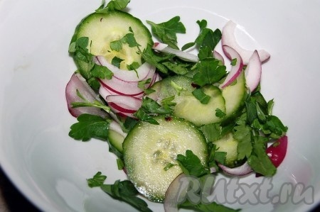 Рыба, жареная в кляре, готова, добавляем зелень, ложку овощного салата по вашему вкусу) и можно подавать на стол.