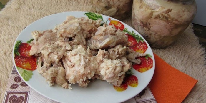Домашняя тушенка из мяса курицы на тарелке