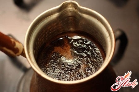 варка молотого кофе в турке