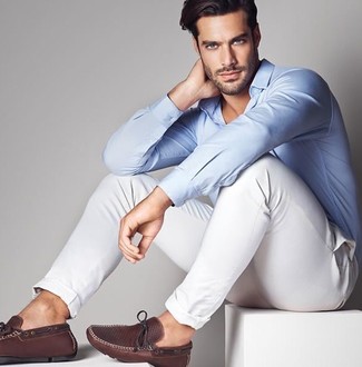 Голубая рубашка с длинным рукавом и белые брюки чинос — беспроигрышный вариант непринужденного повседневного лука. Что касается обуви, можно дополнить образ мокасинами.