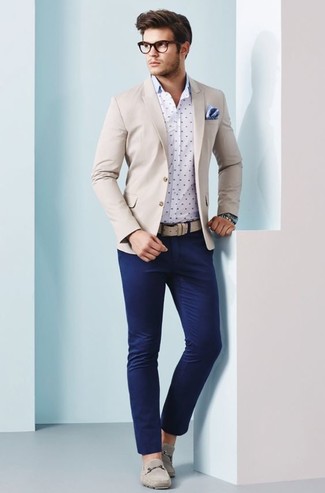 Бежевый пиджак и темно-синие брюки чинос — беспроигрышный вариант для создания образа в стиле smart casual. И почему бы не добавить в этот образ немного непринужденности с помощью мокасин?