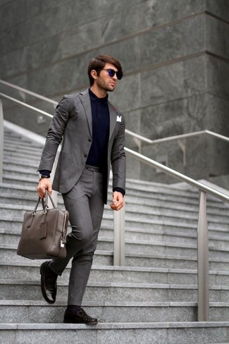 серый пиджак в сочетании с серыми классическими брюками поможет реализовать классический мужской стиль. Очень стильно здесь будут смотреться мокасины.