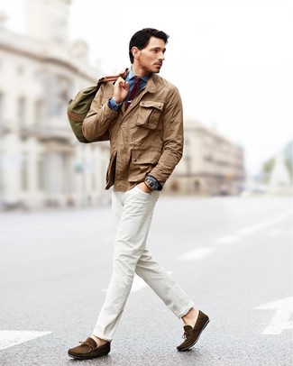 Светло-коричневая полевая куртка и белые джинсы — необходимые вещи в арсенале стильного мужчины. Мокасины отлично впишутся в образ.