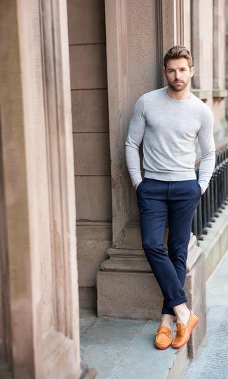 Серый свитер с круглым вырезом и темно-синие брюки чинос — выгодные инвестиции в твой гардероб. Очень стильно здесь будут смотреться мокасины.