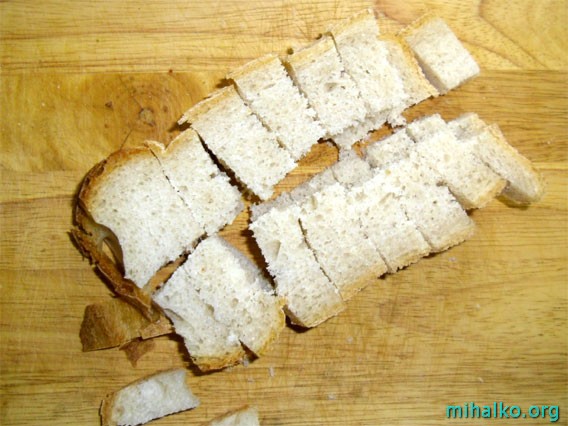 Нарезаем хлеб на сухарики