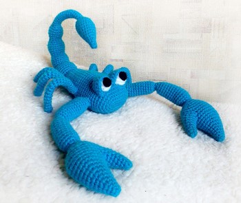 Вязанный голубый скорпион