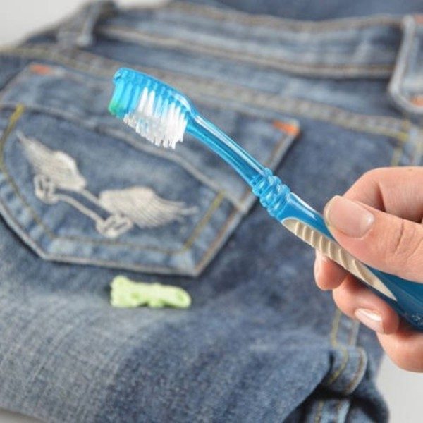 как и чем вывести пятно от краски с одежды в домашних условиях? поможет порошок, Фейри и зубная щетка