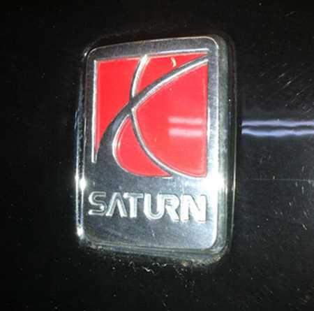 Значок на автомобилях Saturn