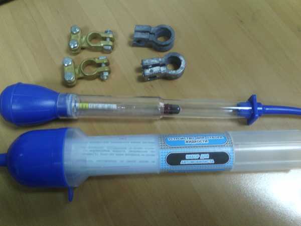 Плотность электролита оценивают, как правило, используя ареометр – измерительный прибор в виде стеклянной колбы с ареометром внутри, грушей из резины на одном конце и резиновой трубкой на другом.