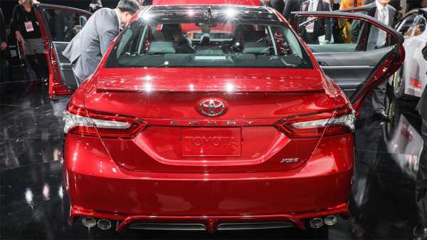 картинки Toyota Camry 2017-2018 вид сзади