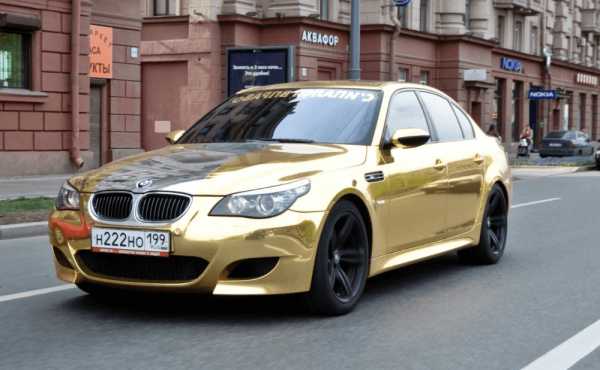 Золотая спортивная BMW 5 серии