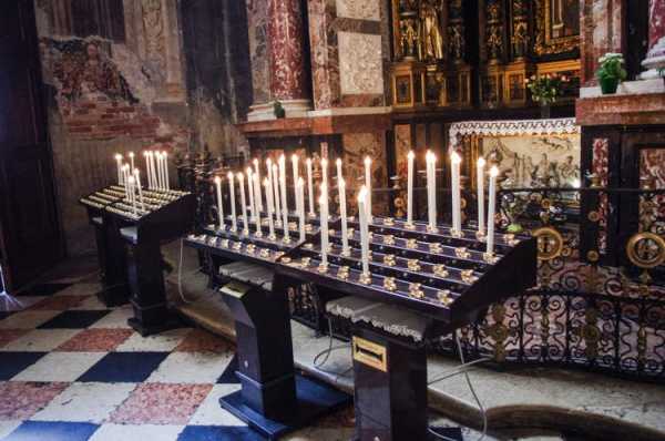 Как правильно ставить свечку в церкви за упокой