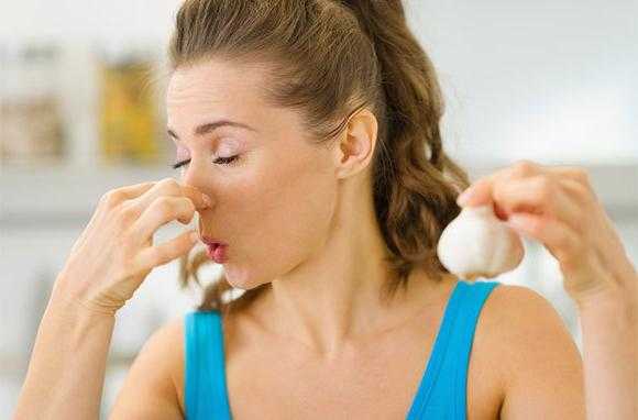 Как убрать запах чеснока во рту