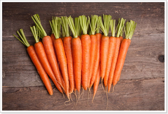 Обрезка ботвы моркови